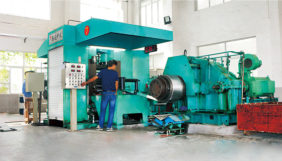 Six roll hydraulic AGC reversible finishing mill